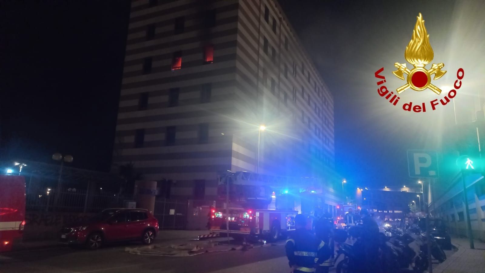 Incendio doloso all'ex hotel di via Milano: pista della ripicca dopo sgombero senzatetto