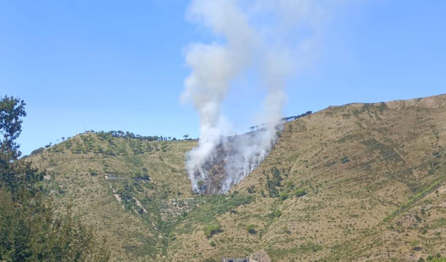 Genova, in bonifica l'incendio sul monte Moro