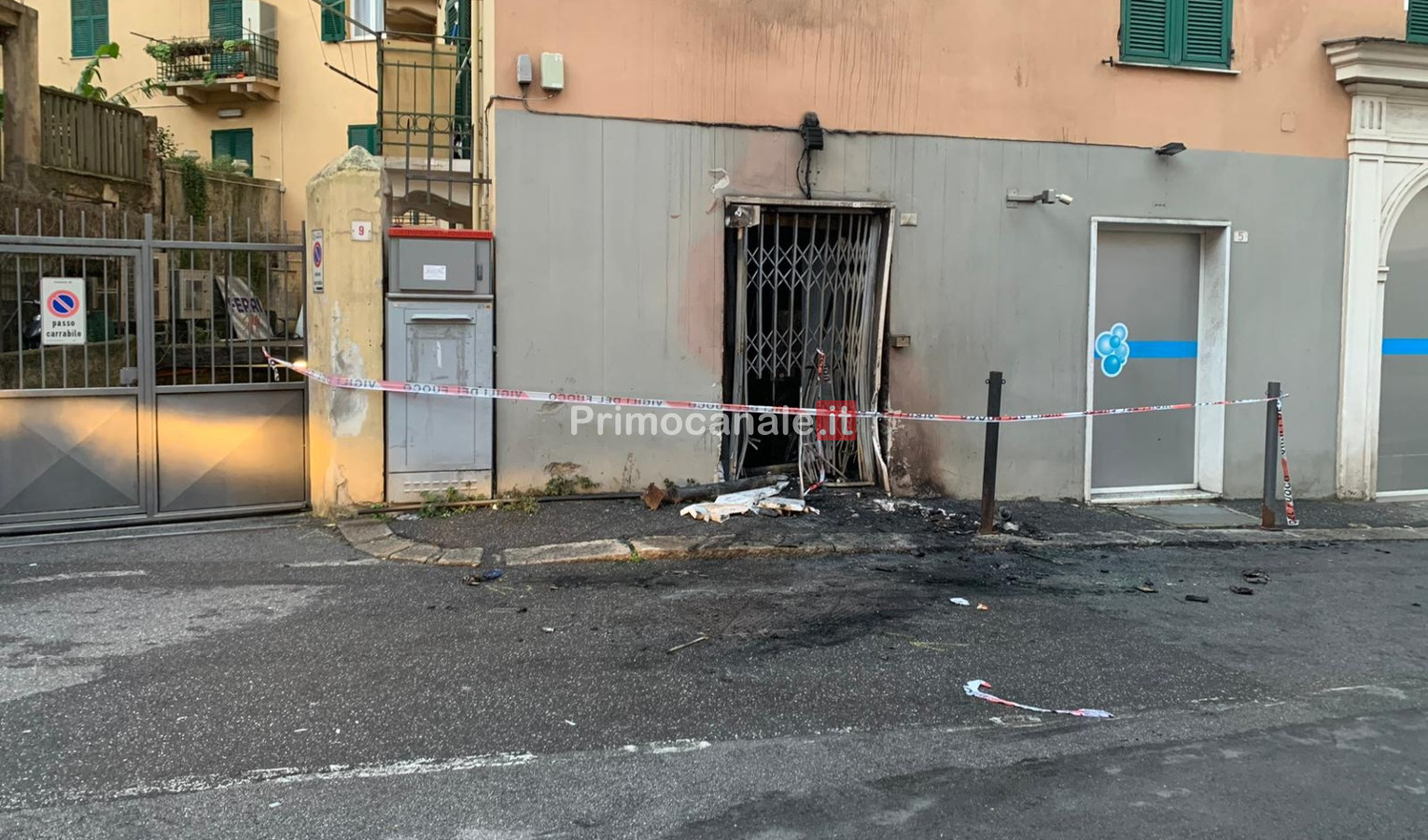 Incidente a San Fruttuoso, auto prende fuoco: in fiamme anche un negozio