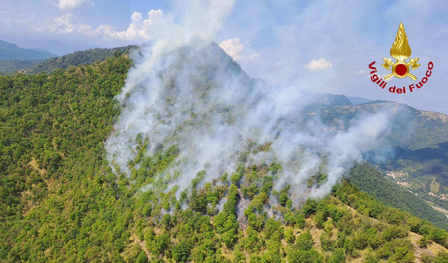 Incendio sui monti tra Montoggio e Valbrevenna: attivati i mezzi aerei  