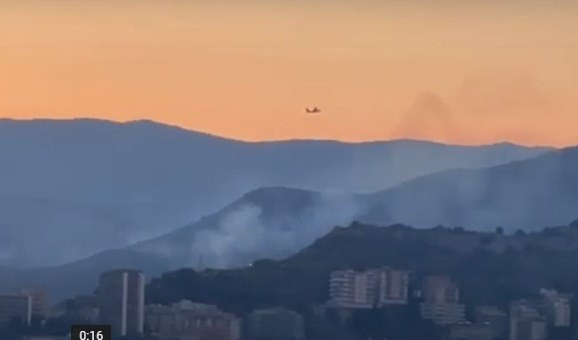 Genova, incendio a Scarpino: canadair in azione al tramonto