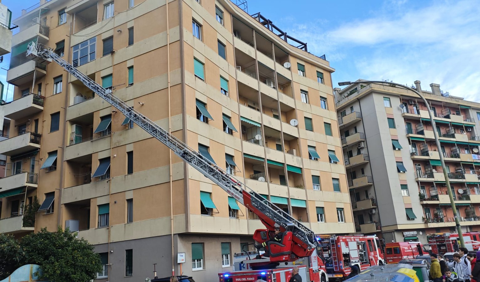 Incendio appartamento in via Bari, fiamme partite da un cestino della spazzatura