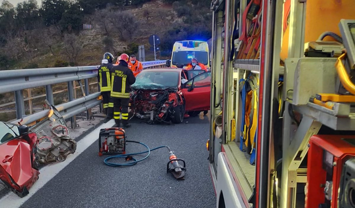 Ventimiglia, scontro auto-camion: 2 feriti, A10 chiusa nei due sensi