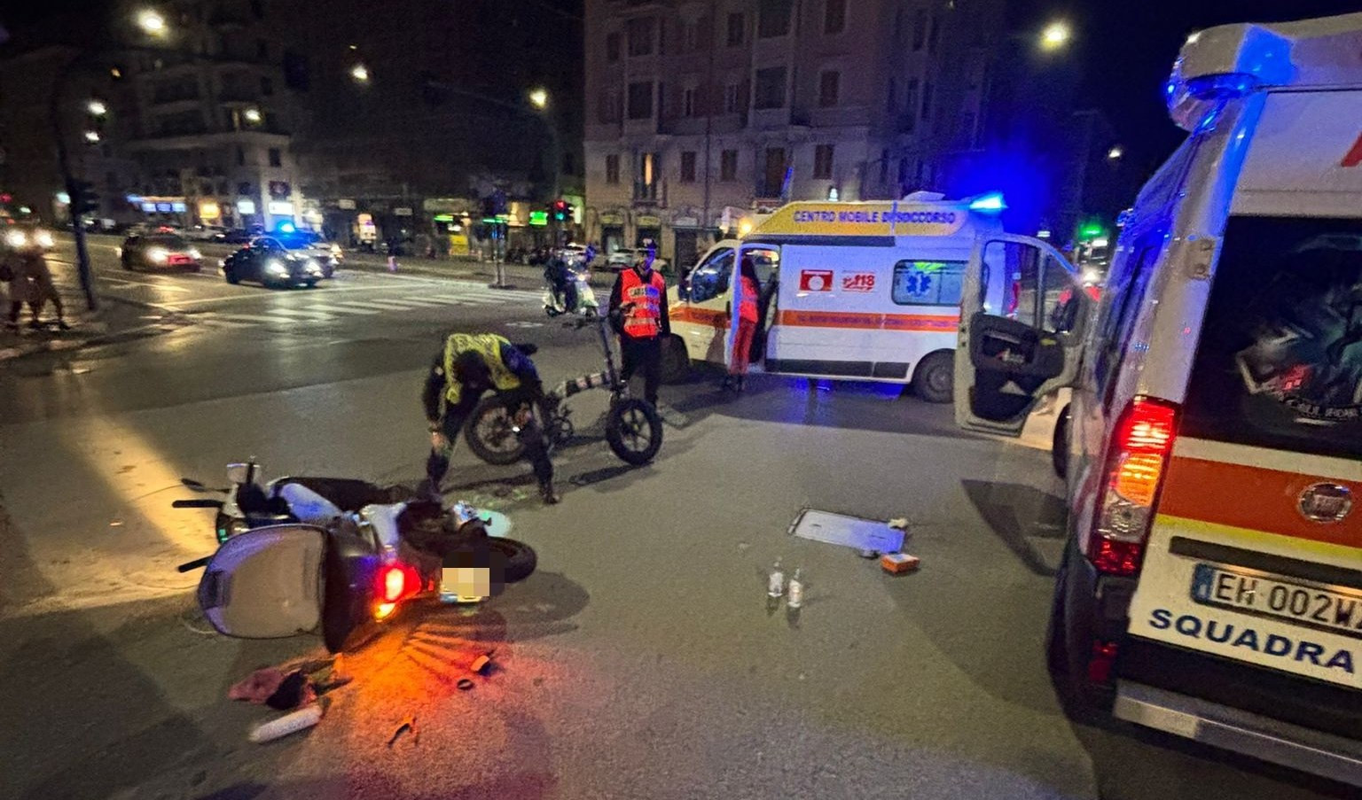 Rider in bicicletta si schianta contro scooter, entrambi in ospedale