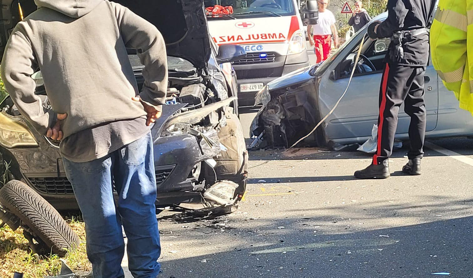 Incidente stradale a Moconesi: sorpassa ciclisti in colonna e si schianta contro auto