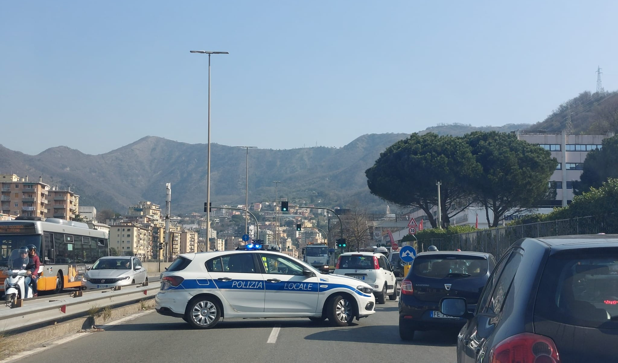 Scontro tra tre auto a Genova, uno dei conducenti scappa: trovato