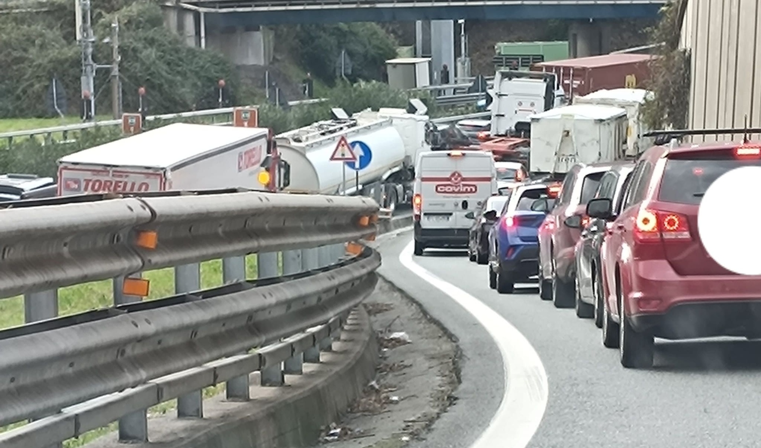 Incidente tra auto e camion, lunghe code in A10