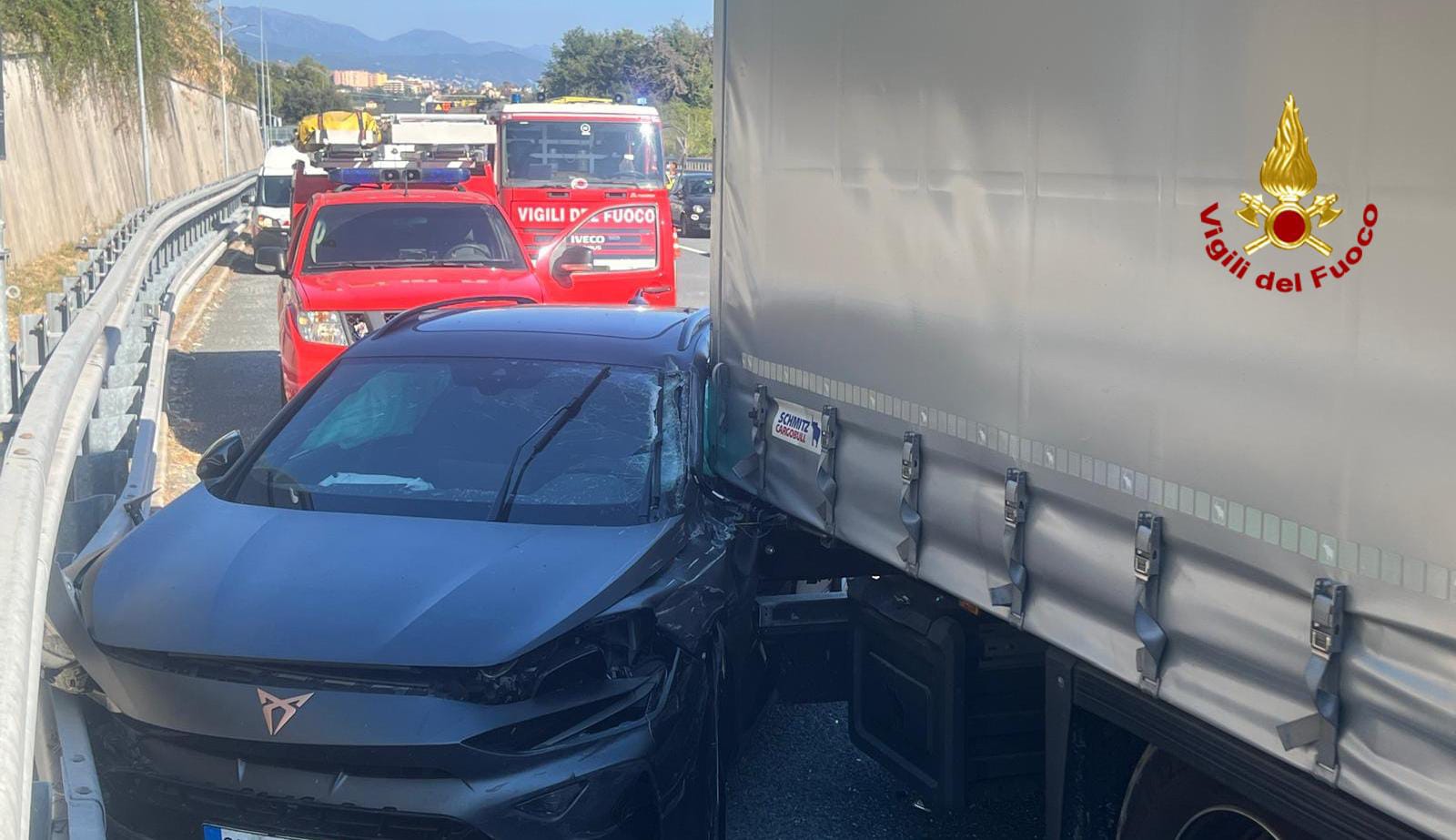 Incidente in A10, auto contro camion a Valleggia: coda verso Ventimiglia