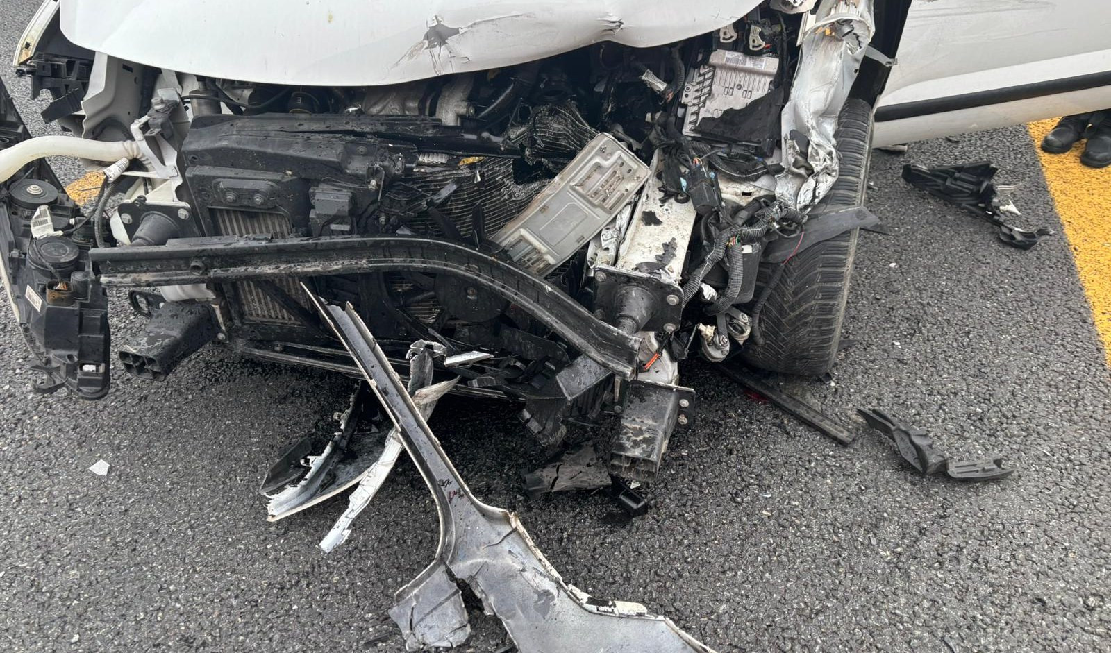 Un'auto distrutta dopo un incidente