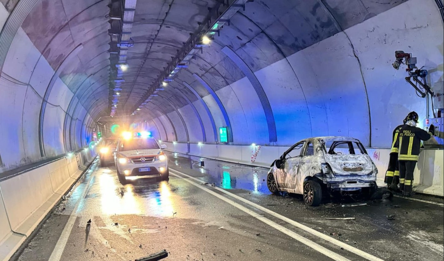 Sbalzato dall'auto in corsa che prende fuoco: uomo muore sul colpo