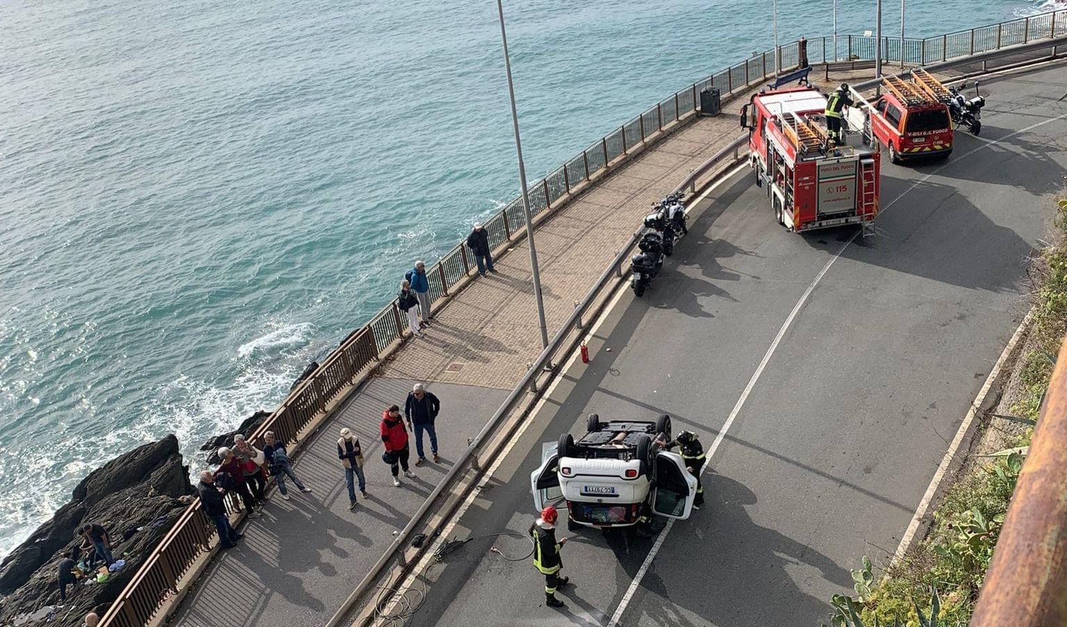 Genova, auto cappotta a Crevari: illesa la donna alla guida