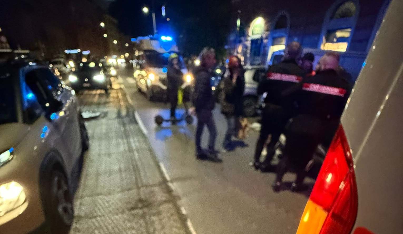 Perde il controllo della moto sull'asfalto da rifare e cade, due feriti