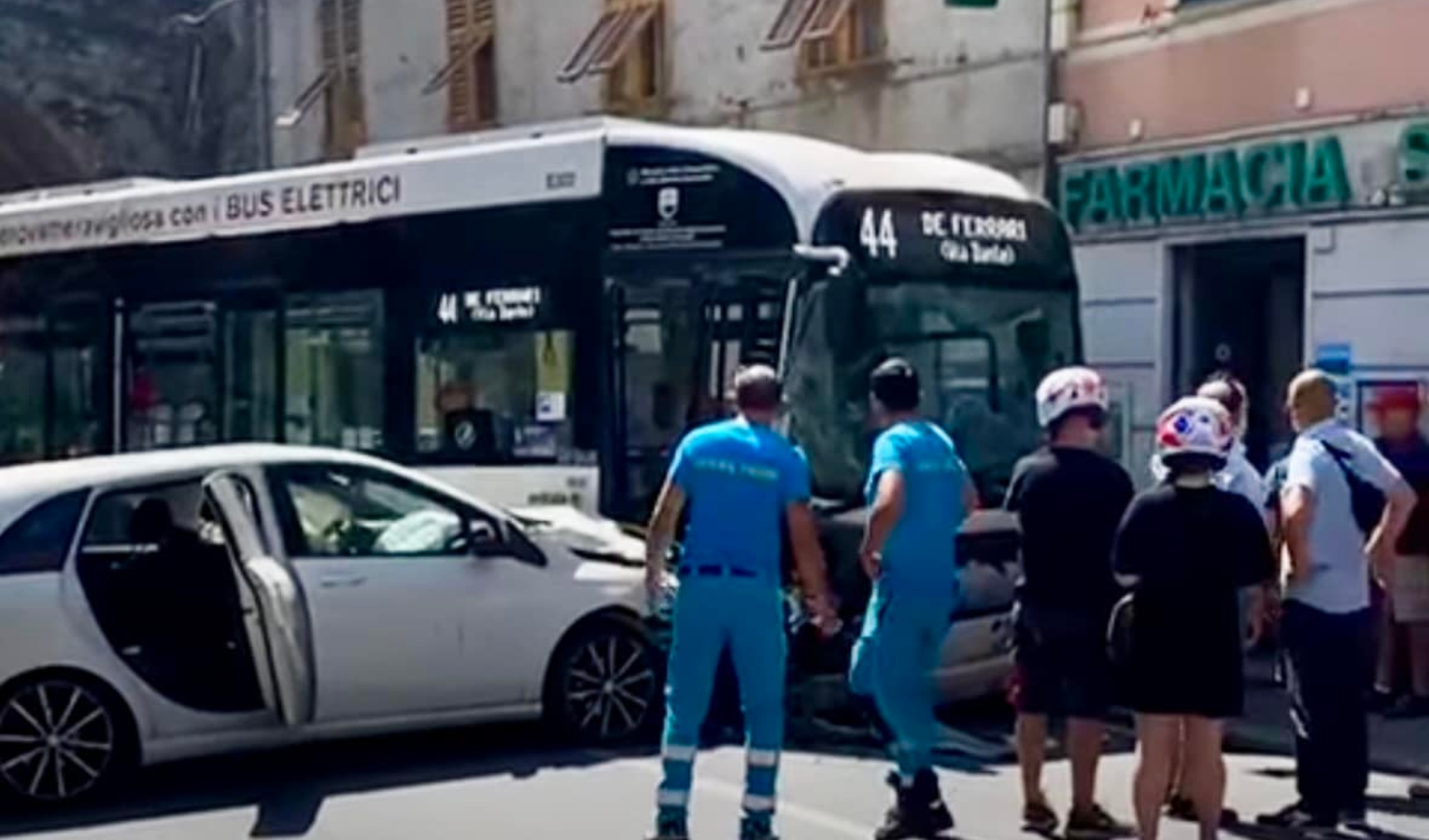 Genova, scontro macchina-autobus in via Borgoratti: due feriti