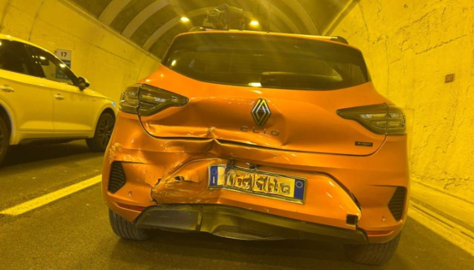 Un'auto incidentata