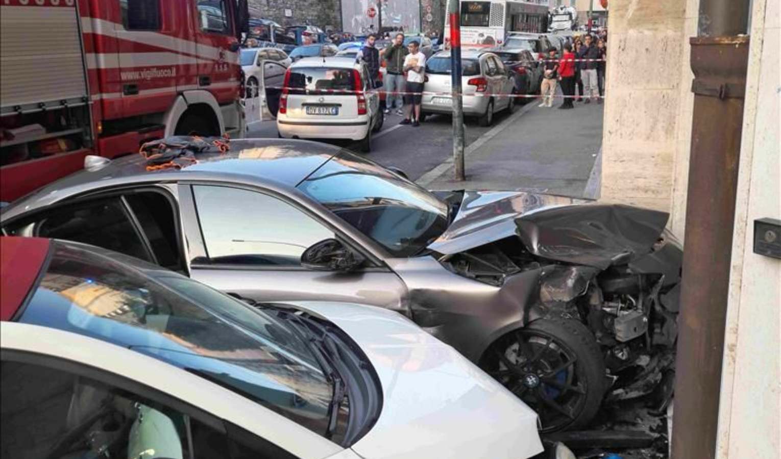 Spaventoso incidente stradale in via Bologna, donna schiacciata da auto contro saracinesca