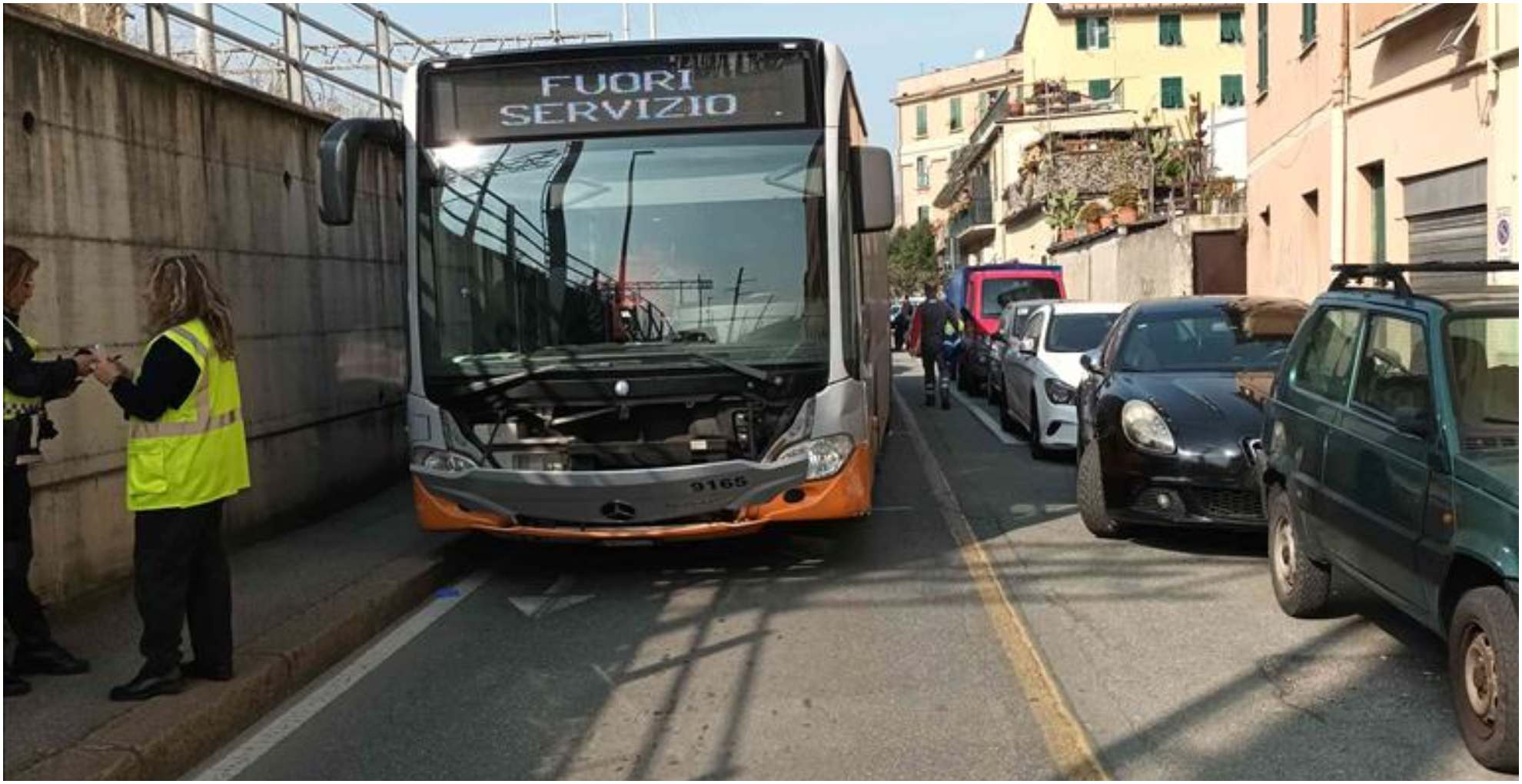 Auto contro bus, autista obbligato a una brusca frenata: 18 feriti