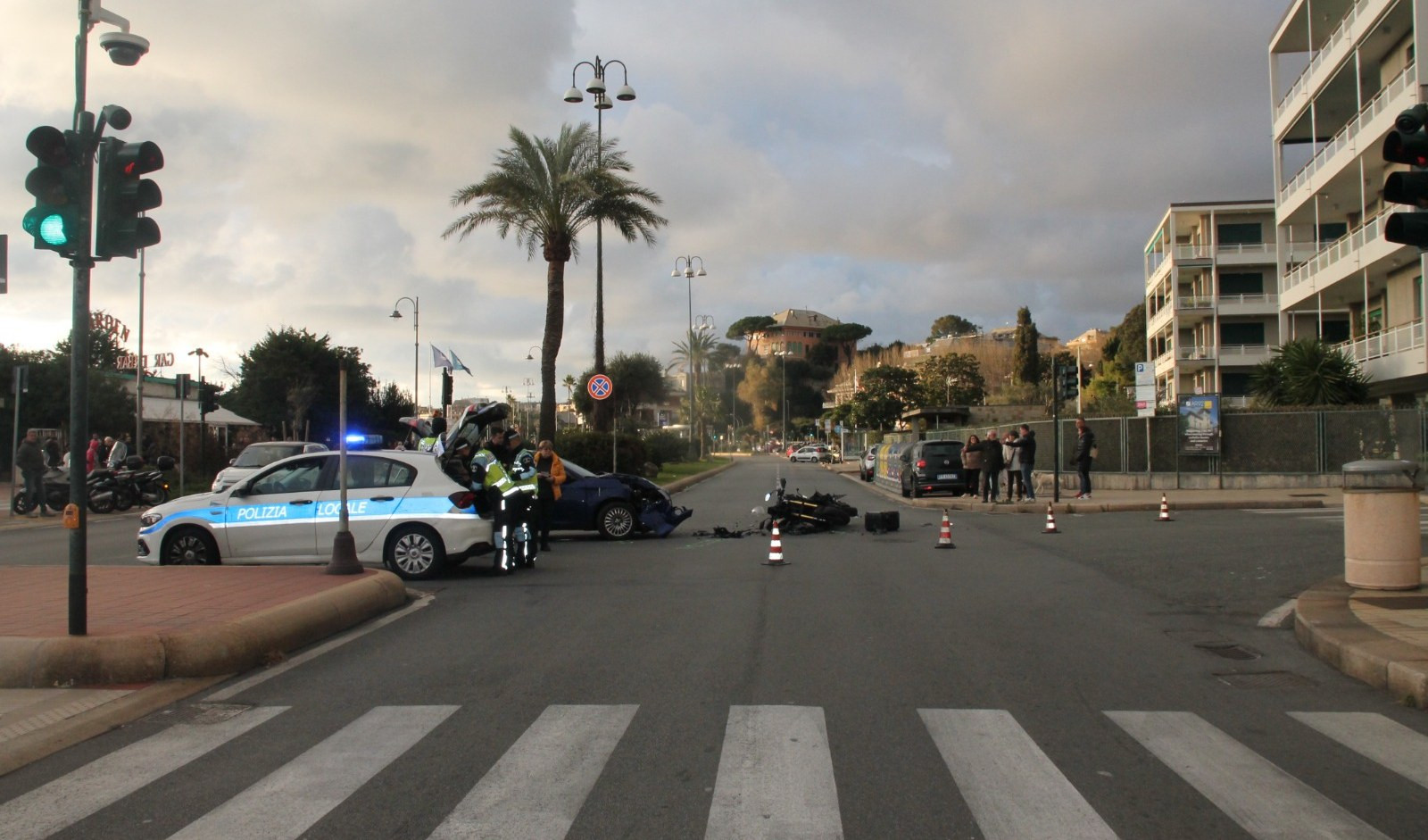 Grave incidente in moto in corso Italia, 40enne in codice rosso