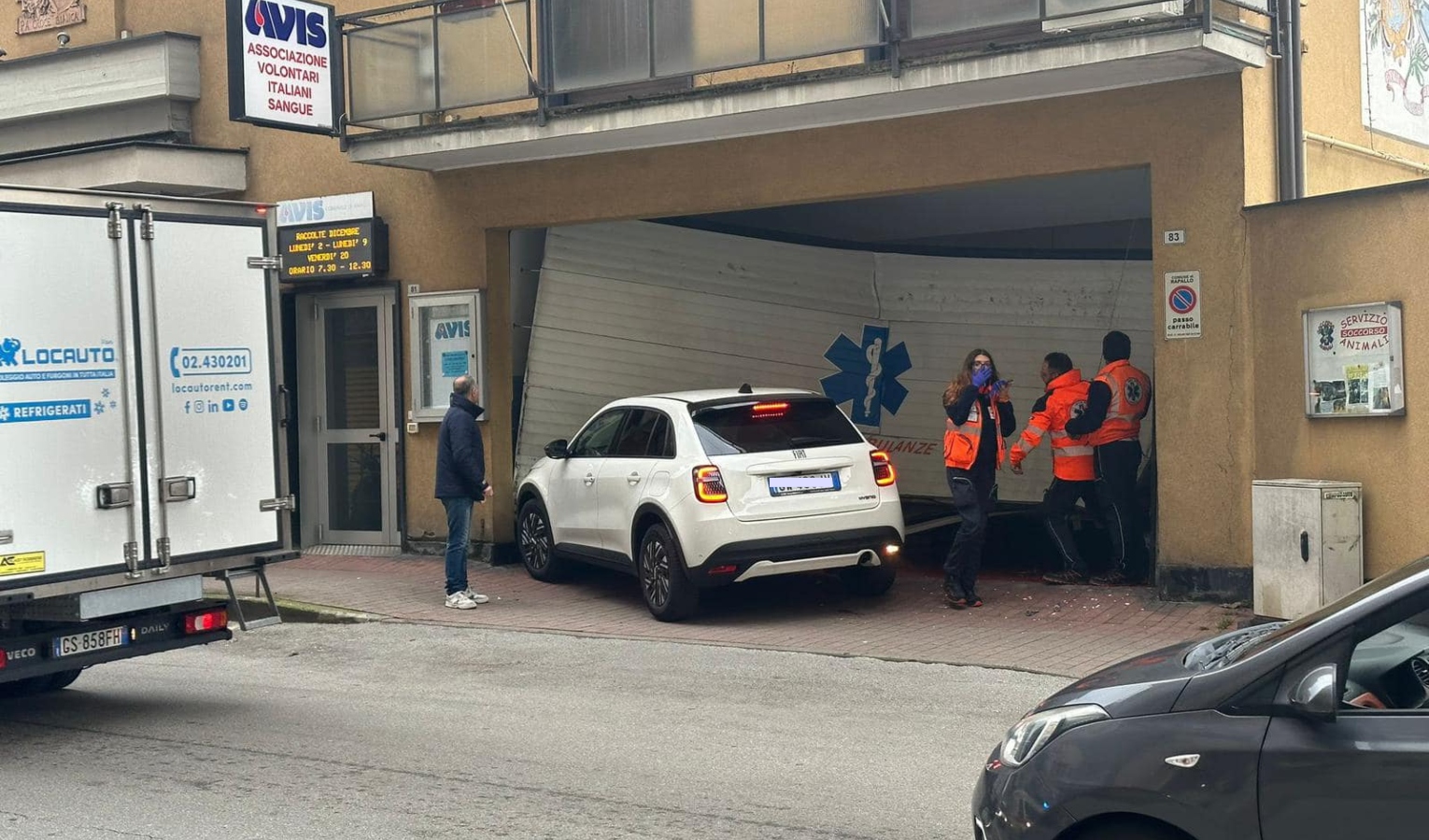 Un'auto all'interno di un garage con il portellone distrutto