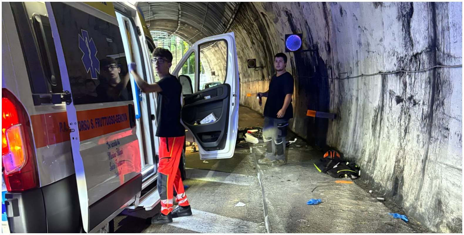 Grave incidente in autostrada, motociclista si schianta in galleria sull’A12