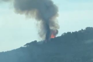 Incendio boschivo a Montemarcello, canadair da Olbia in azione