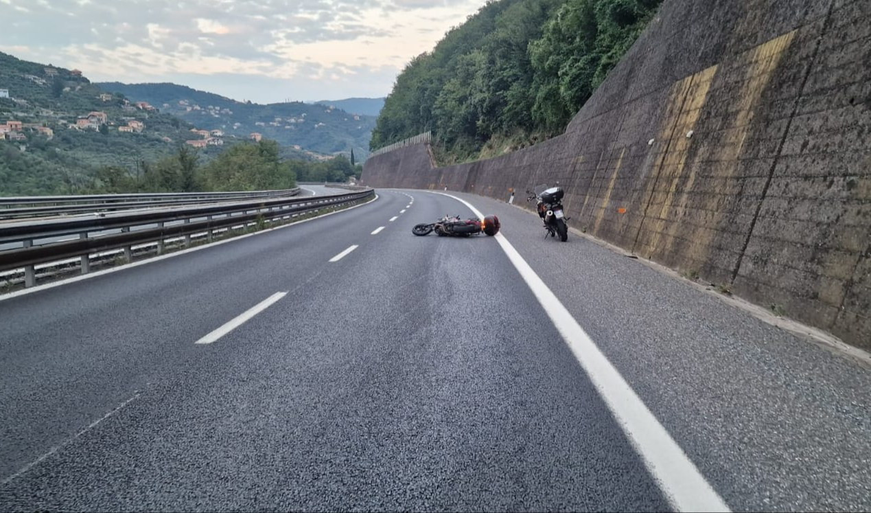 A12, incidente tra Rapallo e Chiavari: muore motociclista