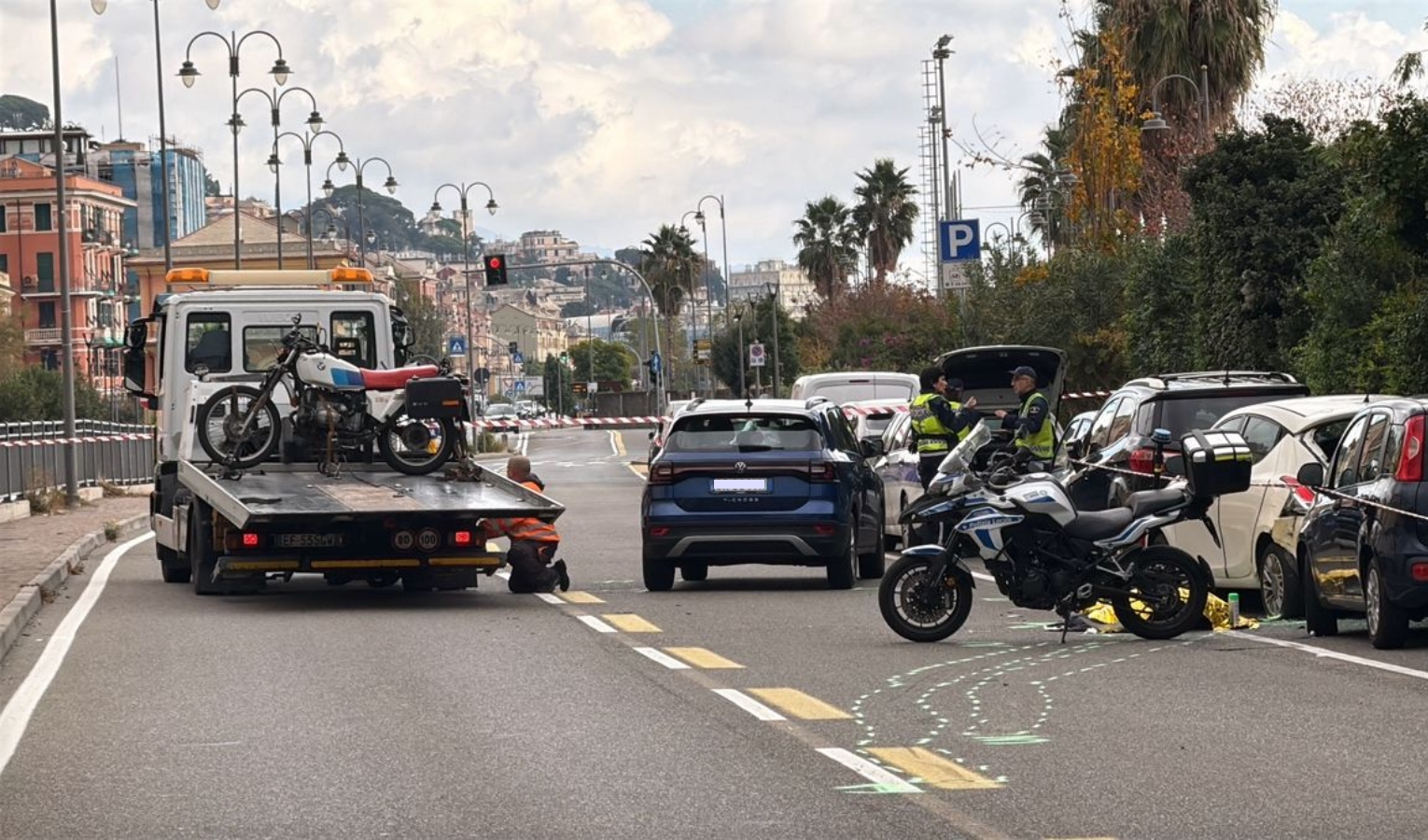 Incidente in via Pra', schianto tra un'auto e una moto. Morto il centauro, aveva 51 anni