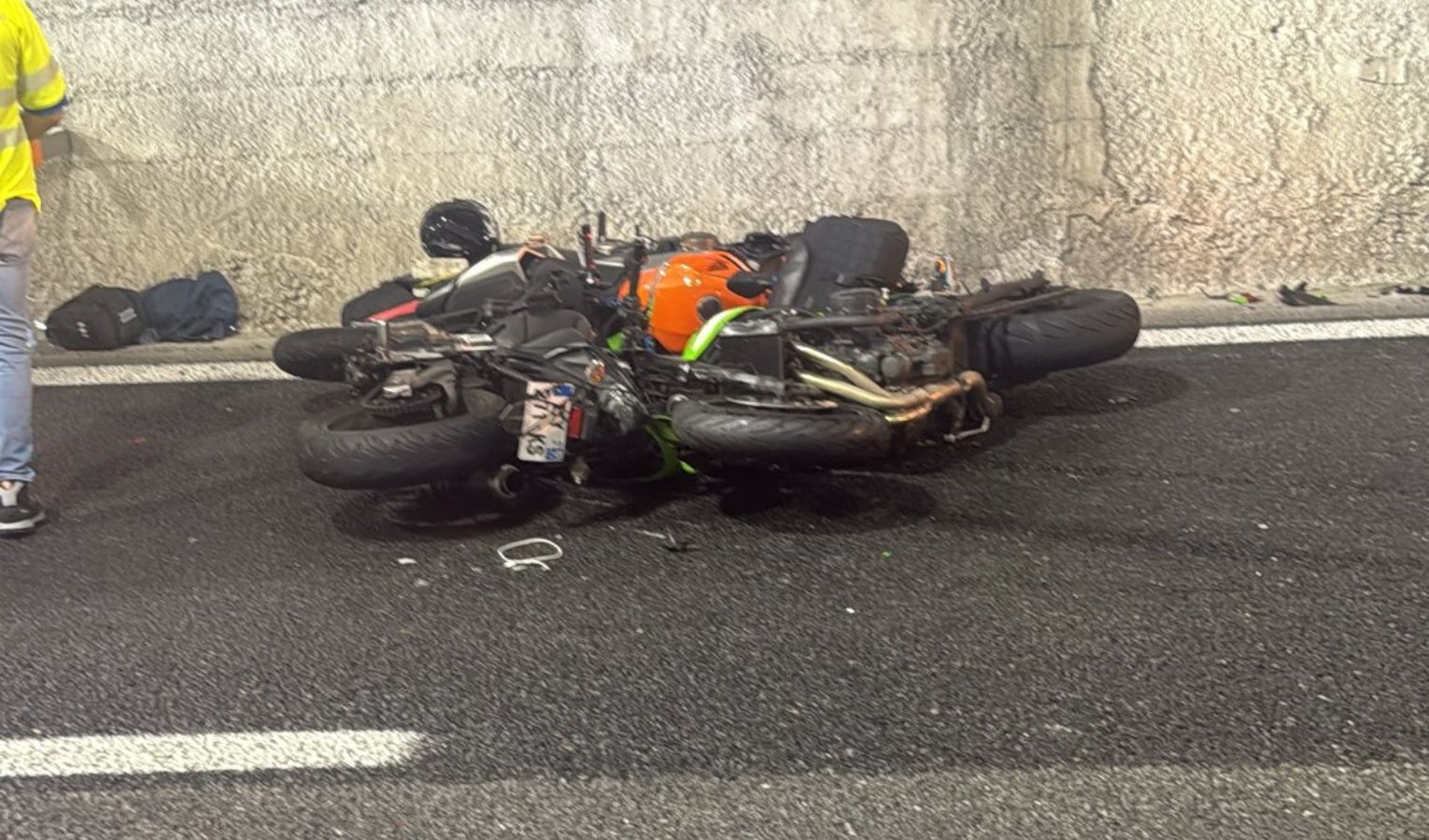 Moto contro auto, doppio incidente in A12 tra Genova Nervi ed Est: 4 feriti