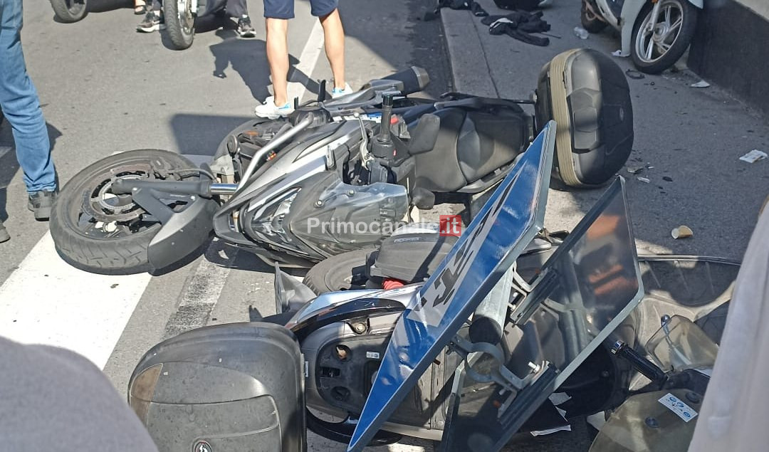 Butta giù tre moto e investe una ragazza, poi scappa: fermato dalla locale