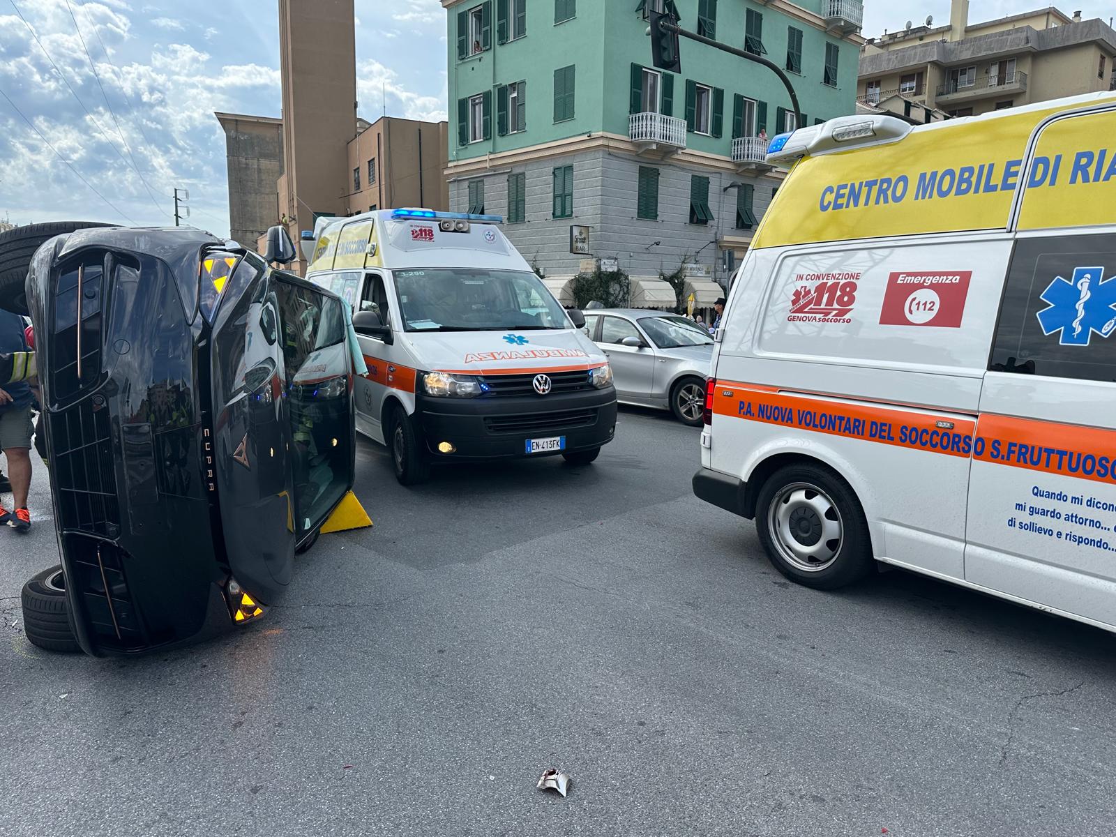 Schianto tra due auto a Marassi, una resta semi cappottata: due feriti