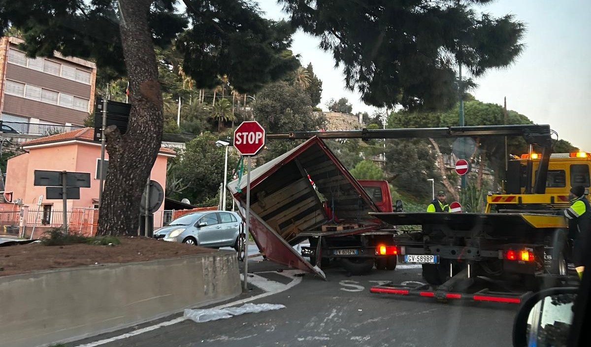 Imperia, spettacolare incidente sul Lungomare Vespucci