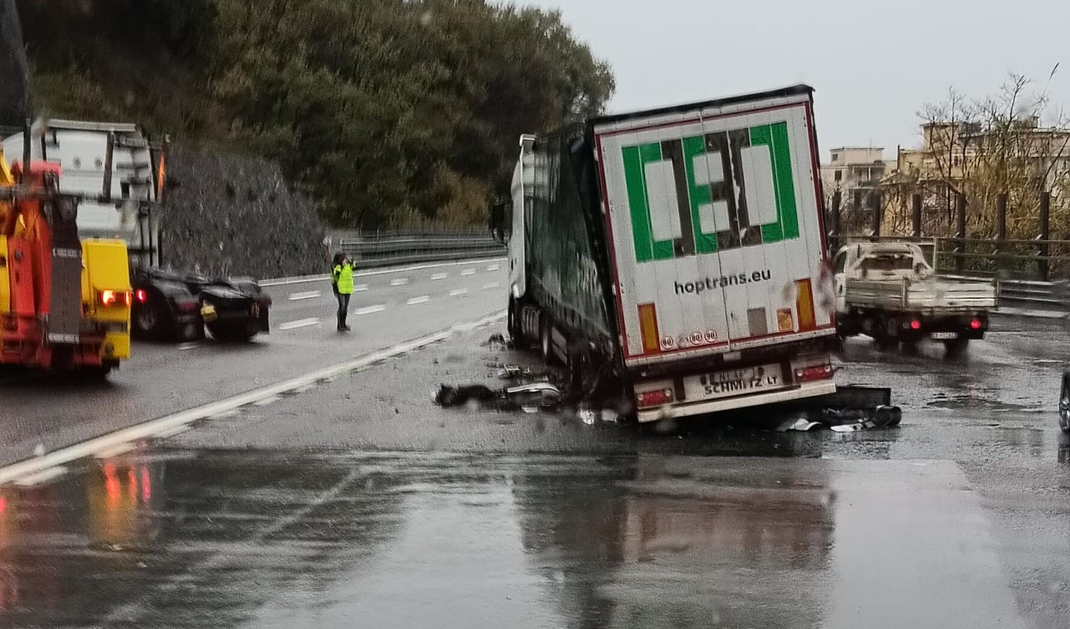 Tamponamento tra due camion, un ferito. Code in A10 verso Genova