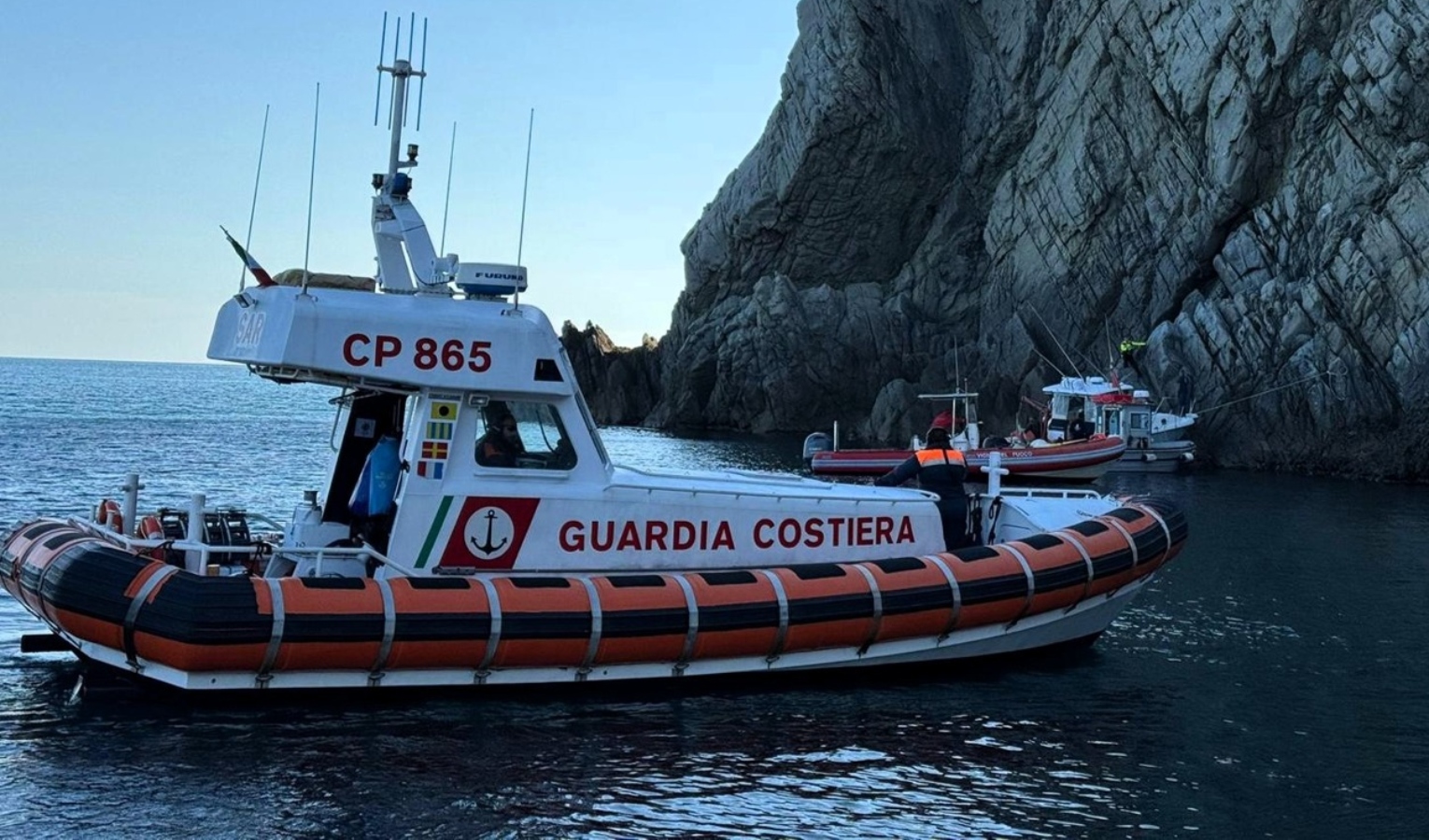 Peschereccio finisce contro le rocce di punta Mesco