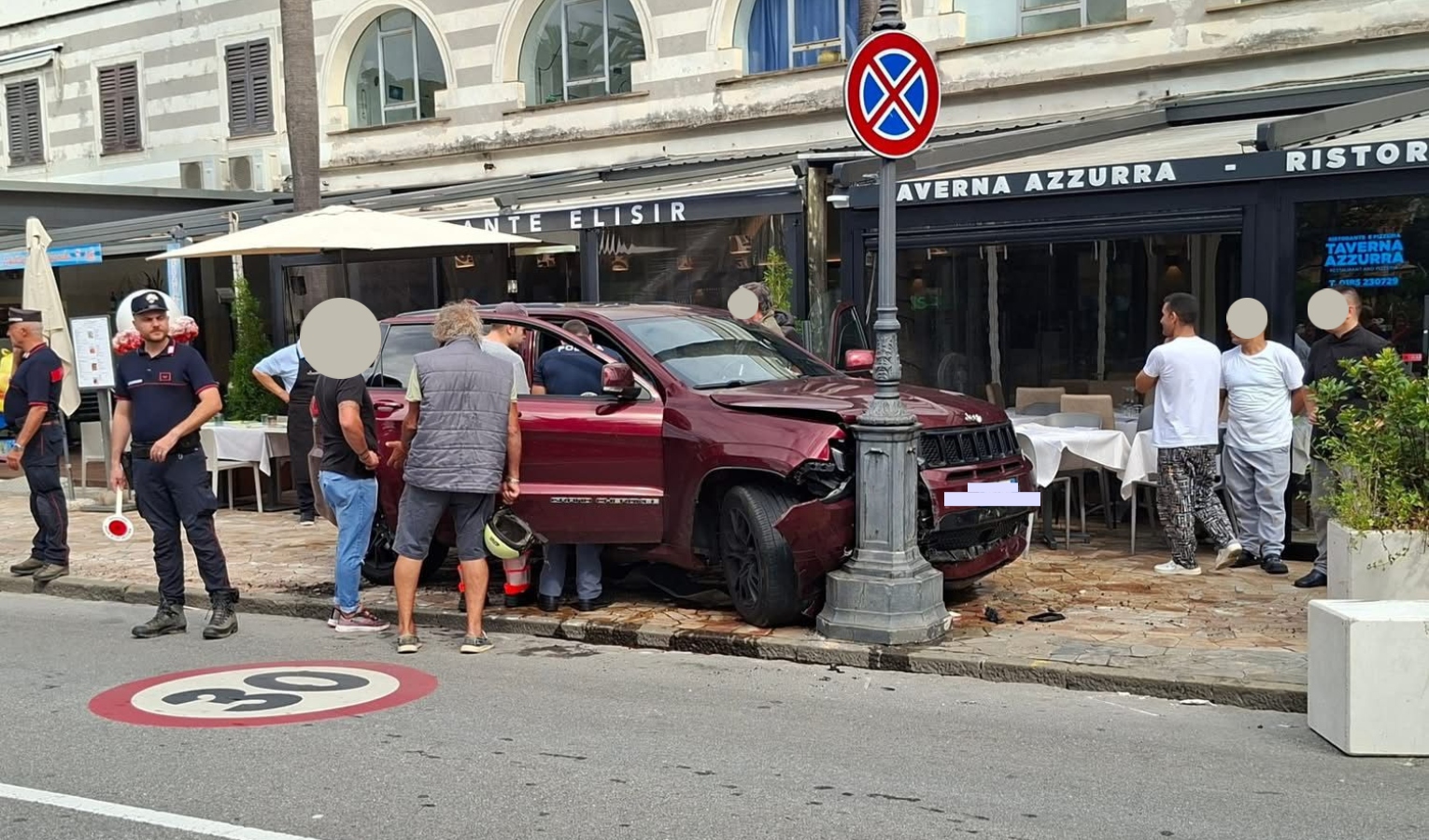 Malore alla guida, suv finisce sul marciapiede e travolge un dehor