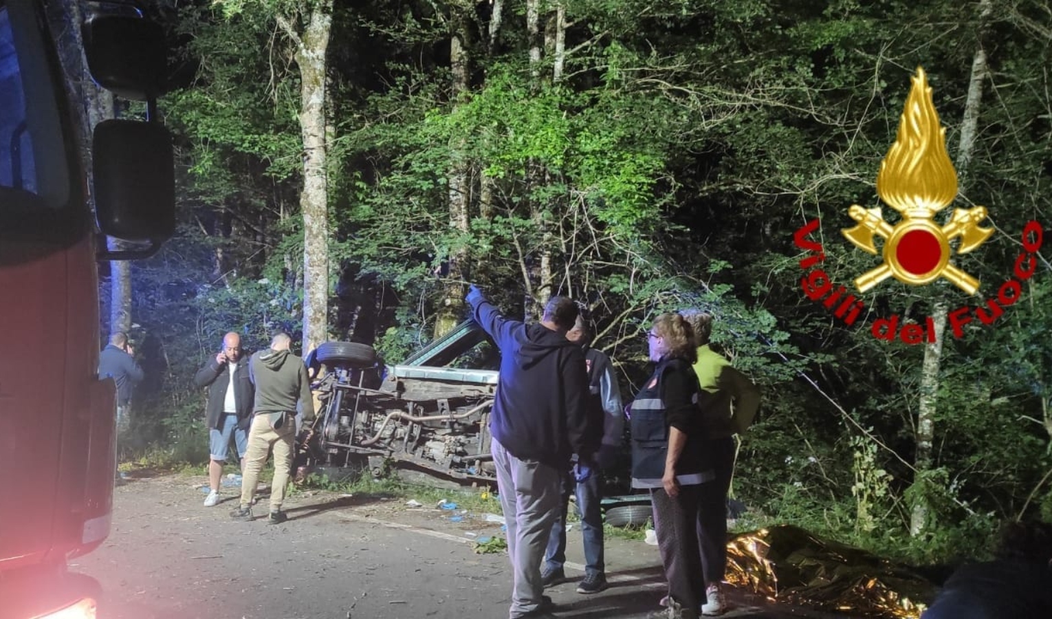 Auto si ribalta in Val d'Aveto: muore un giovane, gravi altri tre