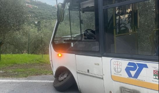 Imperia, autobus in avaria finisce sul ciglio della strada: tragedia sfiorata