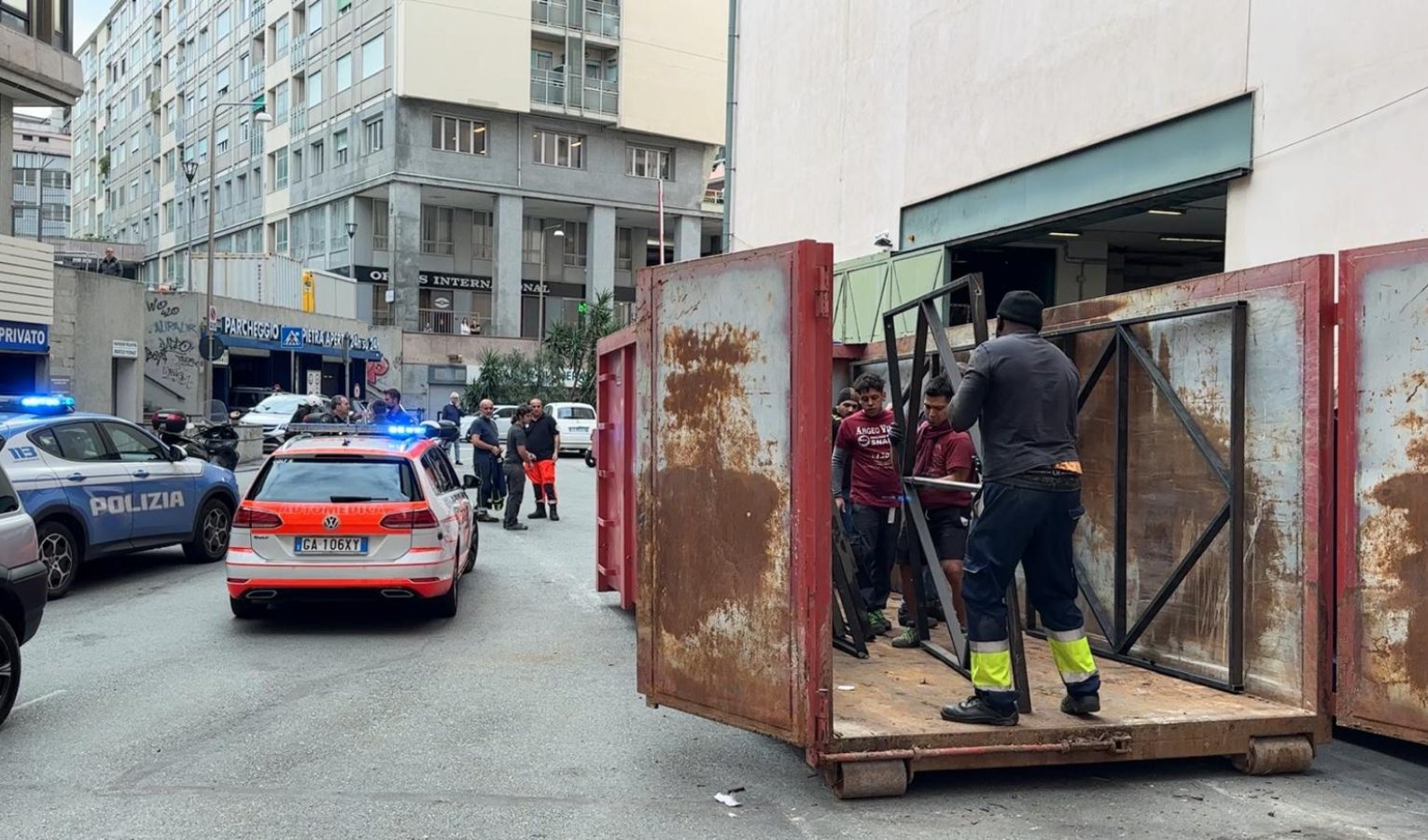 Incidente sul lavoro Genova, operaio schiacciato da alcune inferriate: è grave