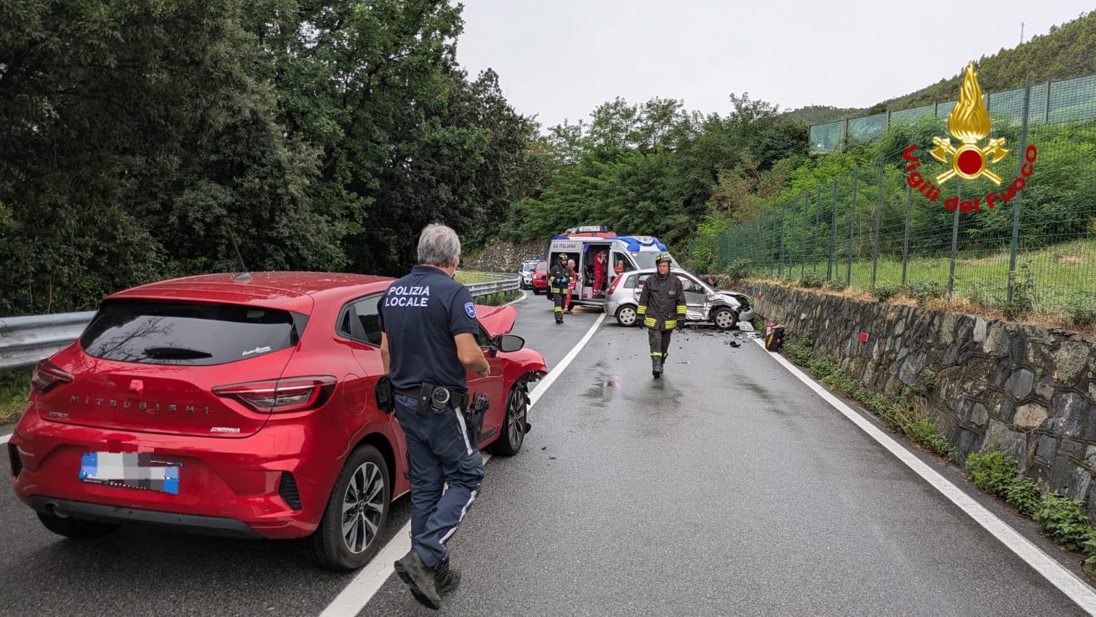Asfalto scivoloso per pioggia: violento incidente tra due auto a Savona