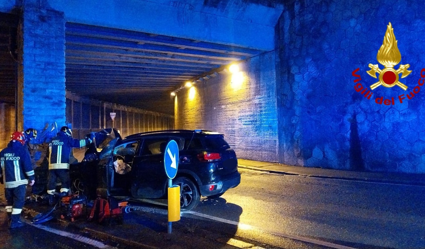 Savona, autista perde il controllo e sbatte contro un pilastro