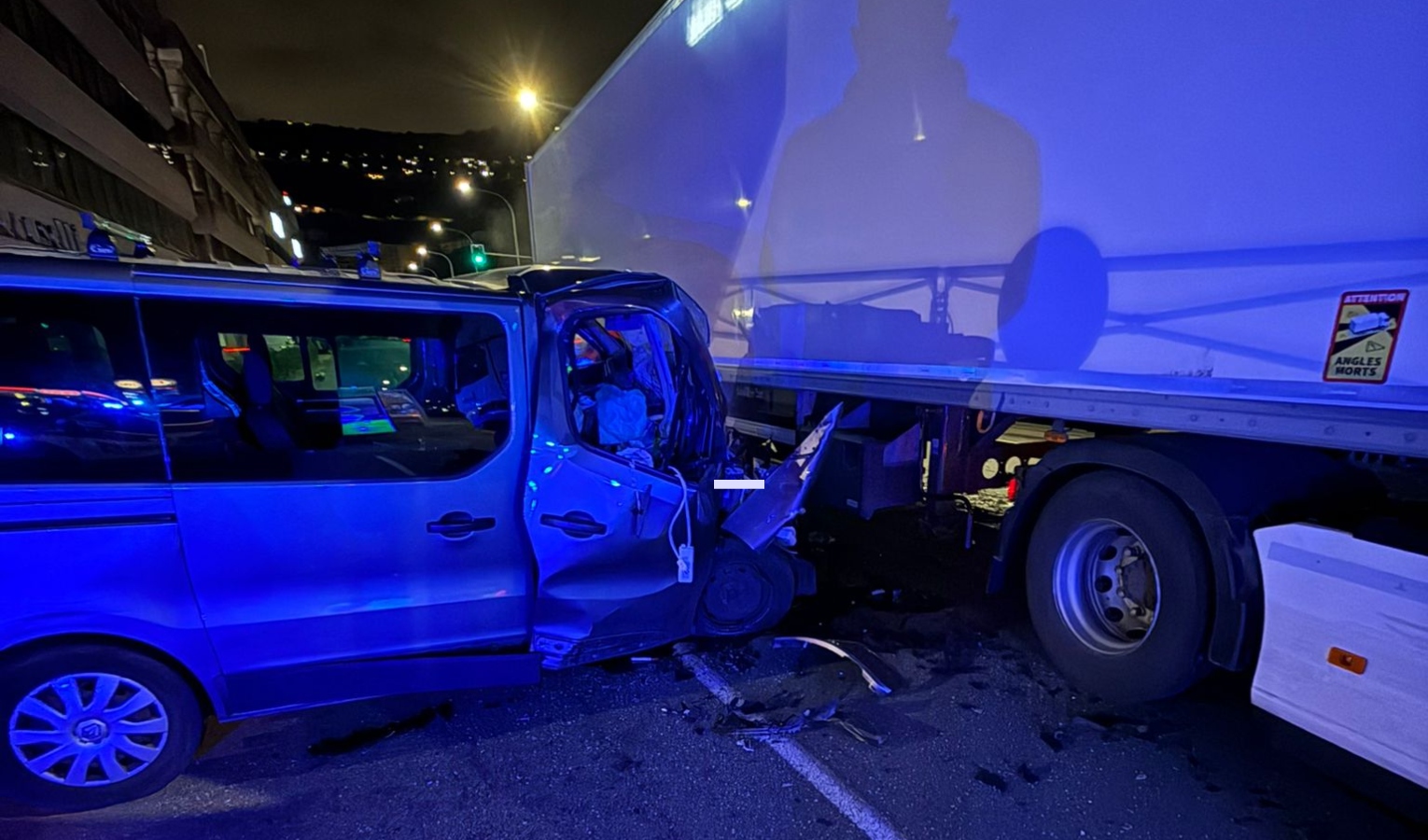 Colpo di sonno al volante: ragazza si schianta contro un tir a Staglieno. Traffico in tilt