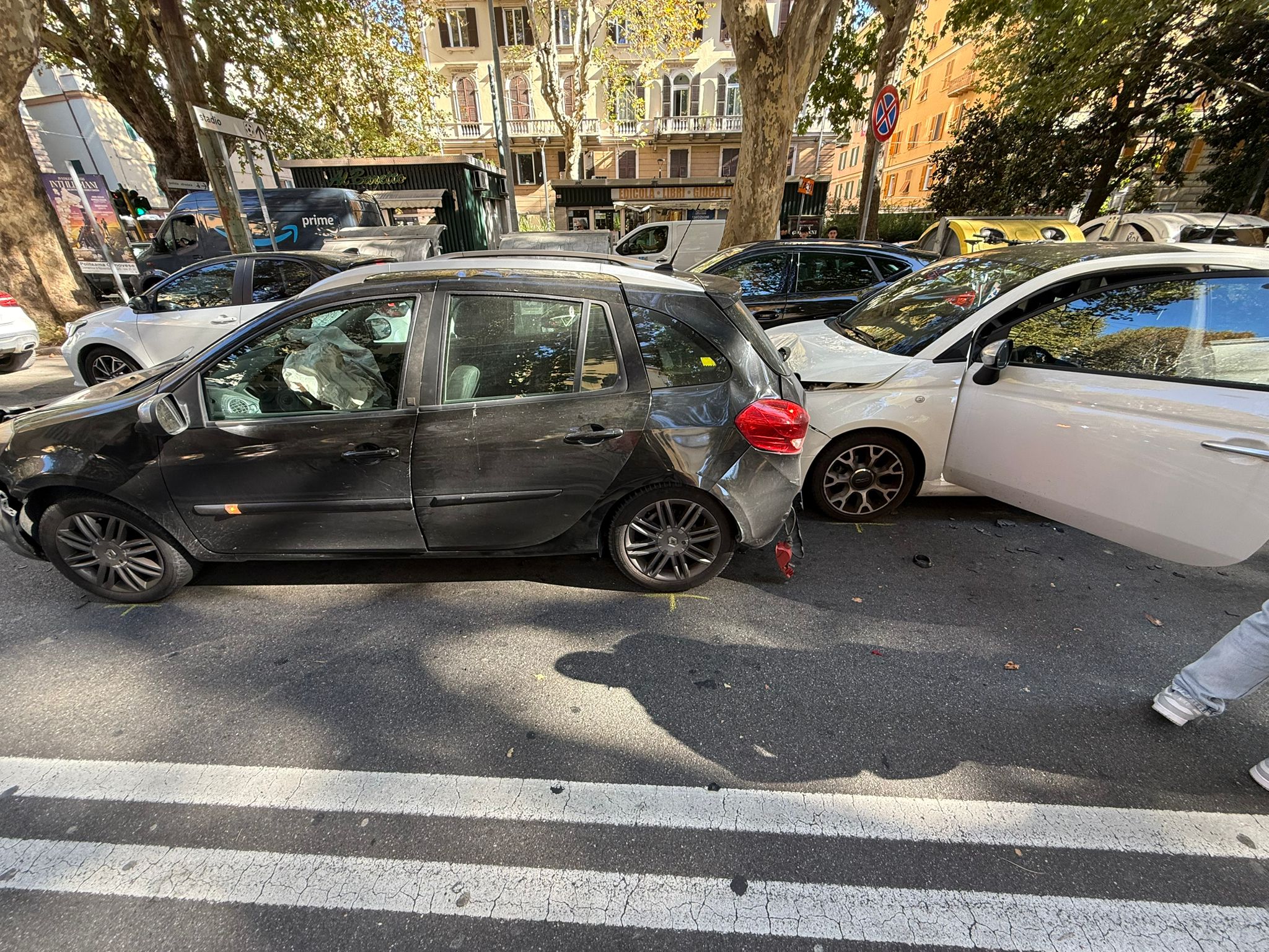 Guida col cellulare, patente ritirata al conducente tamponato ma 'ubriaco'