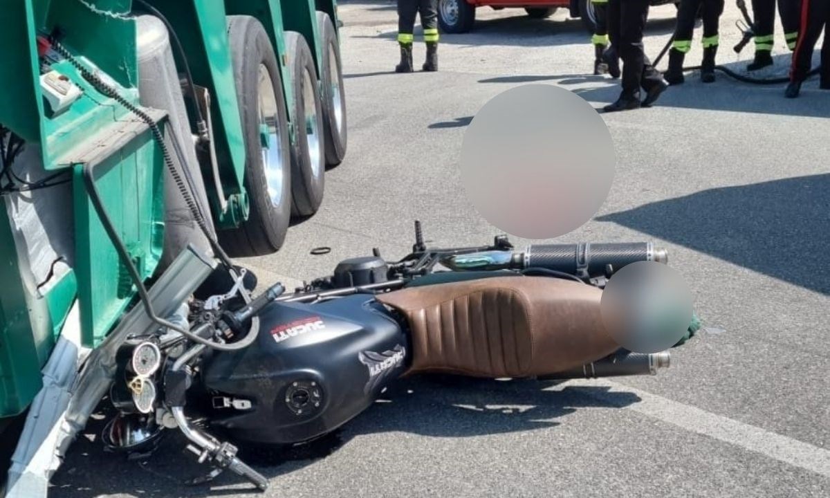 Genova, motociclista agganciato e trascinato da un trattore di un tir