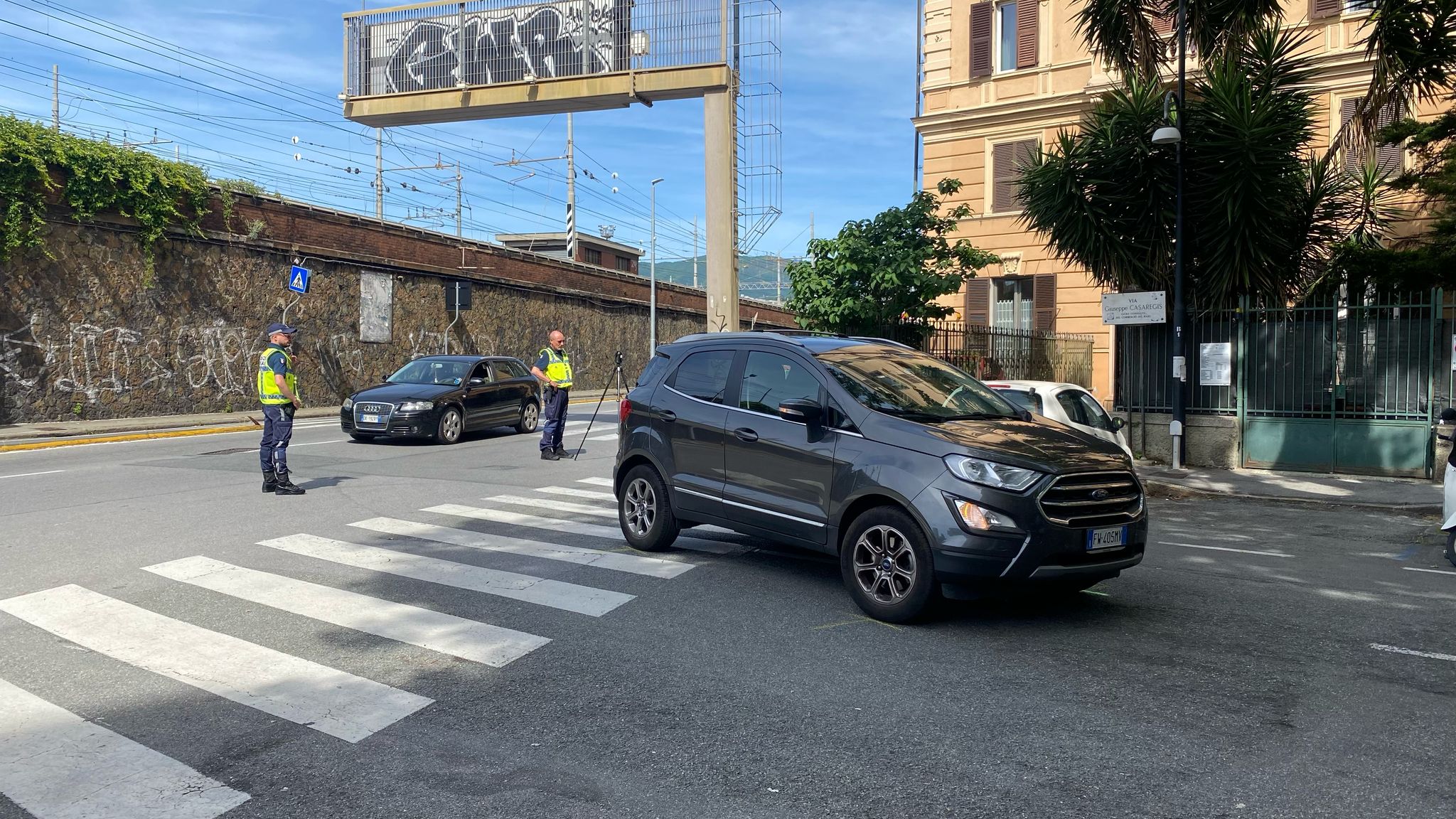 Genova, anziana travolta sulle strisce pedonali: è gravissima