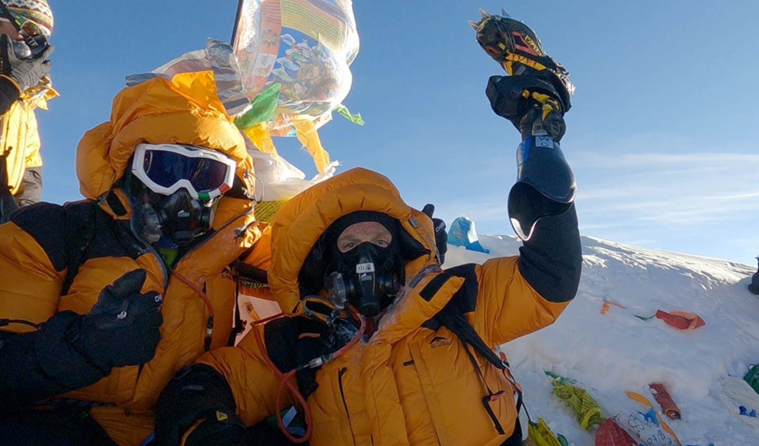 Due uomini con tuta e una protesi al cielo