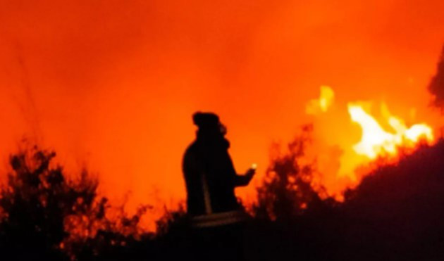 Incendio bosco nel Savonese, pompieri al lavoro tutta la notte