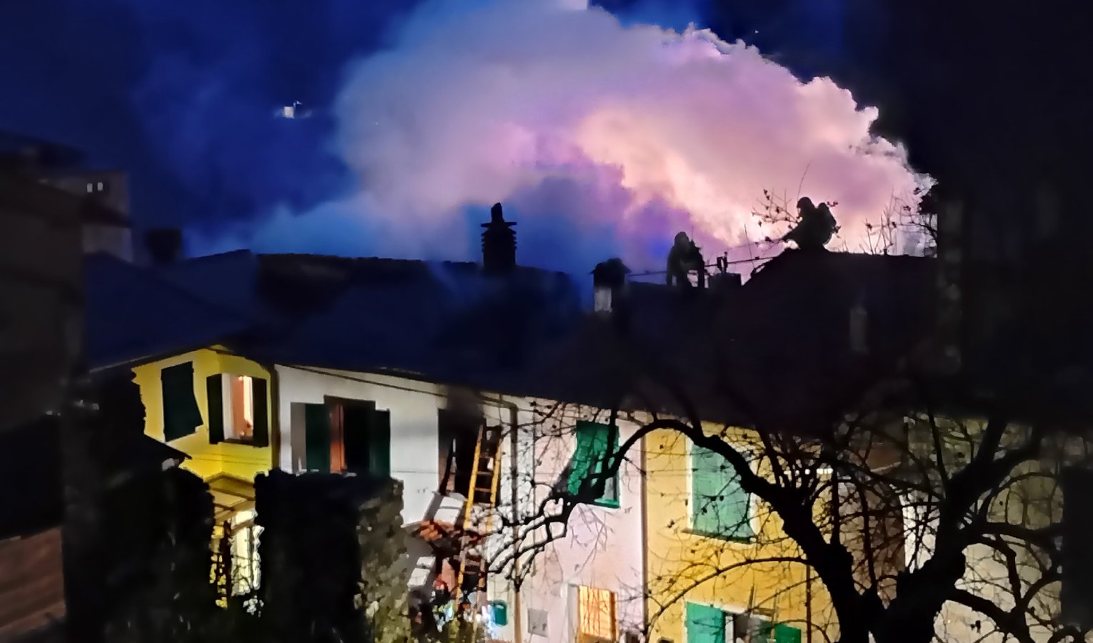 Incendio abitazione a Neirone, in fiamme anche i tetti delle case vicine