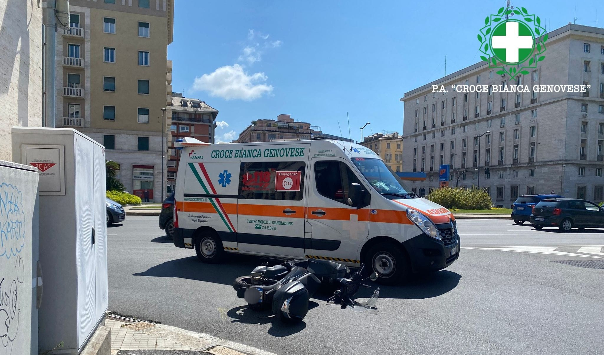 Attraversa fuori dalle strisce, anziana investita da scooter