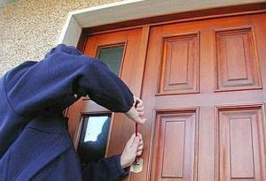 Armati di chiavi e grimaldelli tentano furto in casa: fermati grazie ai vicini