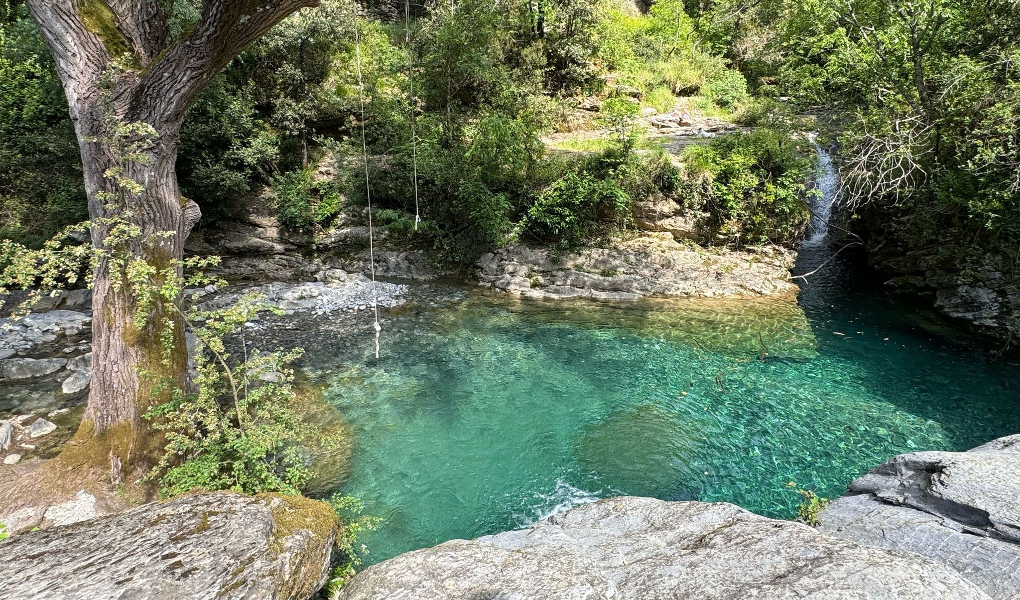 Viaggio in Liguria tra spiagge, laghetti, sport acquatici: la puntata