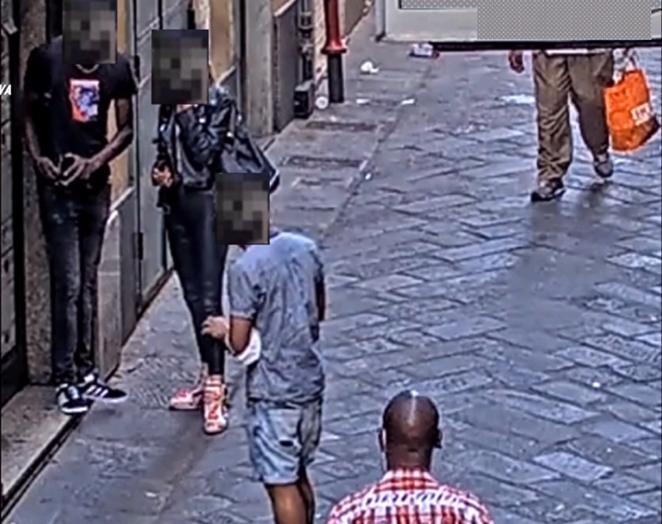 Maxi operazione di carabinieri e polizia locale contro lo spaccio in via Prè: 23 arresti