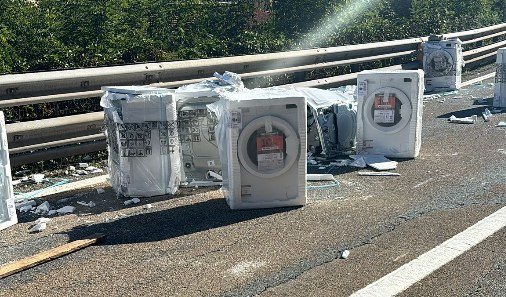 Genova, sulla A7 auto costrette a dribblare lavatrici cadute in carreggiata